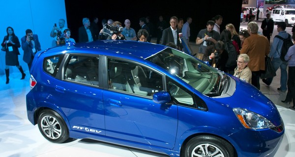  Honda представляет серийную версию чисто электрического авто Fit EV