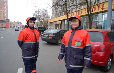 Первым в Киеве девушкам-парковщицам не приходится 