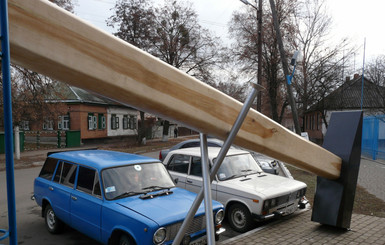 На Полтавщине поставили памятник орудию настоящего мужчины