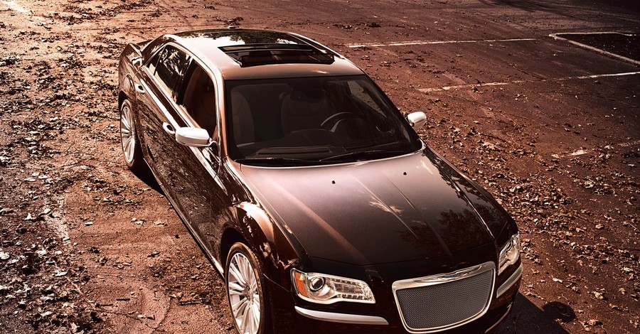 Новая модификация роскошного седана 2012 Chrysler 300C скоро поступит в продажу