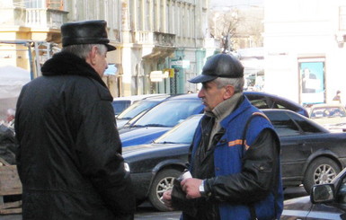 В городе только два паркомата и сто парковщиков