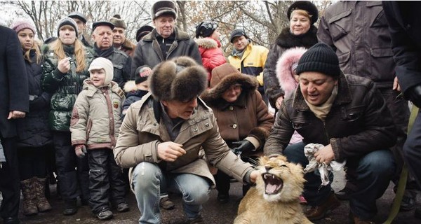 Зоопарку вручили льва и пообещали белого мишку 