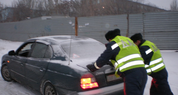 Гаишники спасли грудничка и трехлетнего ребенка из снежного плена