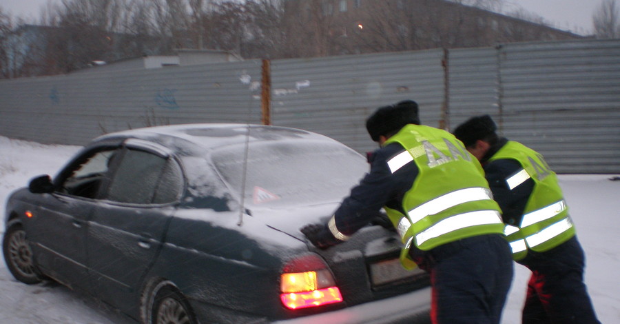 Гаишники спасли грудничка и трехлетнего ребенка из снежного плена