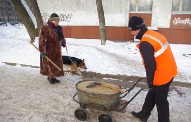 Песок для обледенелых трасс берут в долг