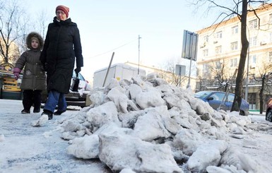 Неубранный снег не оставил пешеходам места на тротуарах