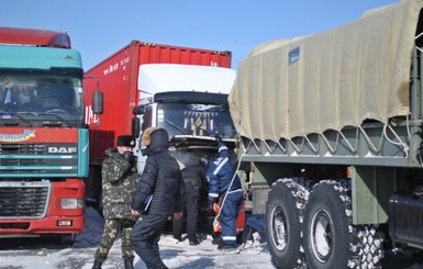 На трассах Крыма легковушки и автобусы спасают моряки