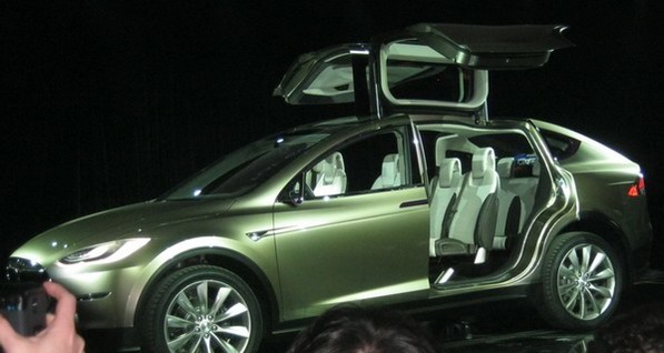 Tesla рассекретила кроссовер Model X