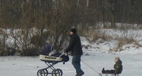 В городе новая мода - прогулки по замерзшему Днепру