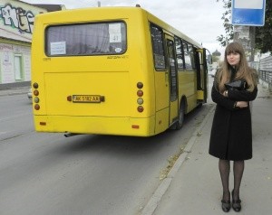 Женщина покалечилась во время езды в маршрутке