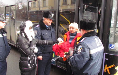 Гаишники раздавали на улицах охапки цветов