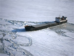 Застрявший в Азове сухогруз эвакуировали в Керчь 