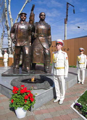 В День освобождения над городом кружил самолет, а Колесников привез монеты