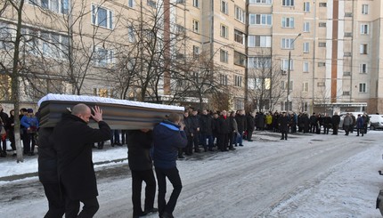 В Киеве попрощались с полицейским Александром Маницей: фото