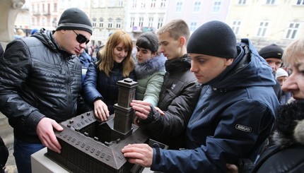 Во Львове создали уменьшенную версию Львовской Ратуши для незрячих людей