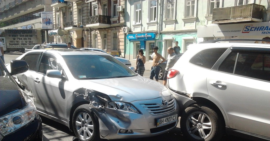 Крупное ДТП в центре Одессы: кабриолет на скорости протаранил пять автомобилей