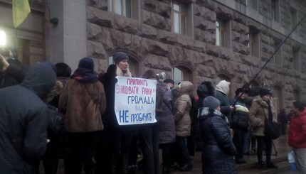 Владельцы снесенных МАФов в знак протеста завалили столичную мэрию мусором