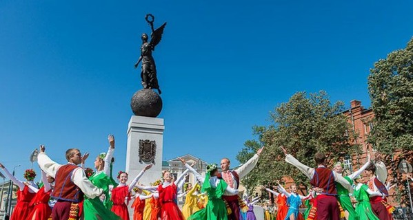 Как развлечься в День города: бесплатные катания, осмотр новых  памятников, концерт и два фейерверка