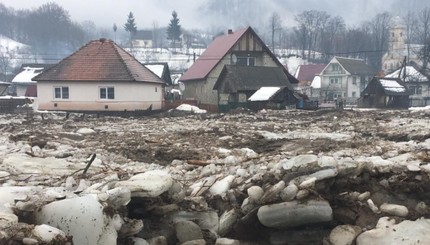 Ледоход почти сравнял с землей закарпатское село