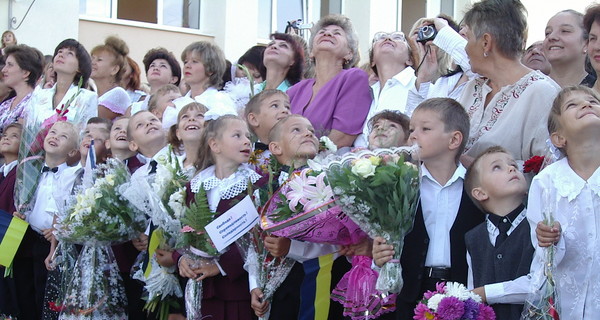 День знаний в Крыму: в Симферополе - перформанс живых скульптур, а в Ялте - линейка на берегу моря