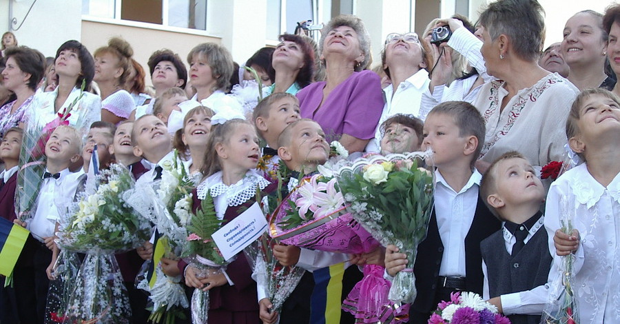 День знаний в Крыму: в Симферополе - перформанс живых скульптур, а в Ялте - линейка на берегу моря