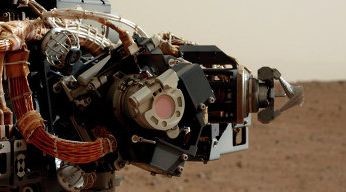 Марсоход Curiosity разминает свою длинную 