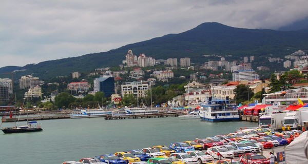 На ЮБК из-за гонок и саммита движение на дорогах парализовано