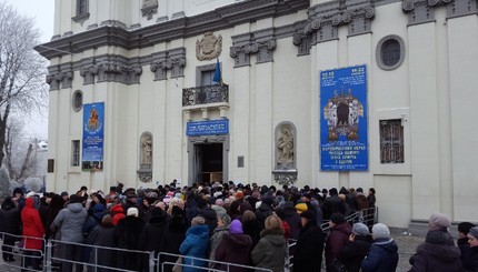 В Тернополе к Нерукотворному лику Христа выстраиваются километровые очереди