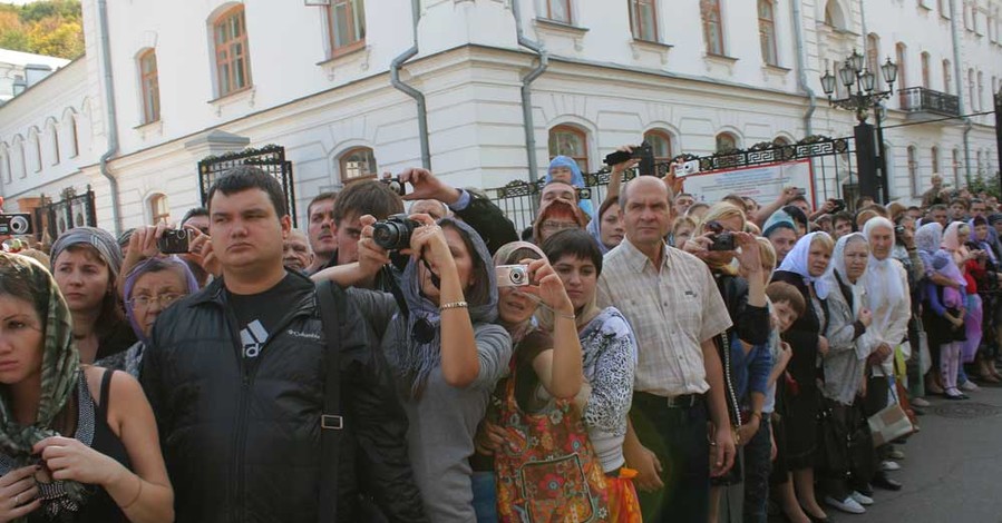 В Святогорье очередь к Плащанице занимали  с рассвета