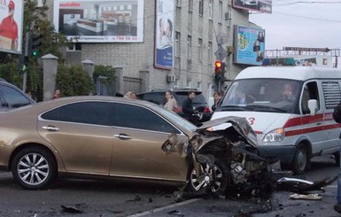 Два гонщика столкнули пять машин, а грузовик разворотил троллейбус