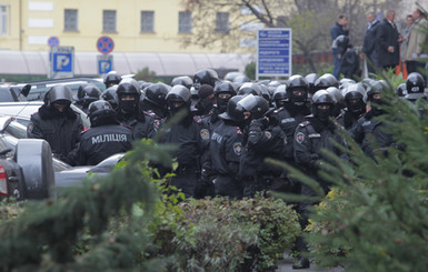 Митингующие под ЦИКом: 