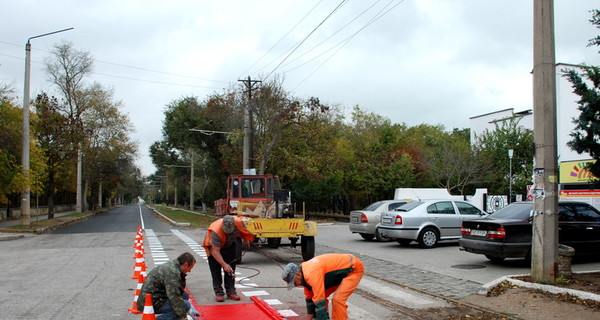 В Евпатории для велосипедистов разукрашивают дорогу