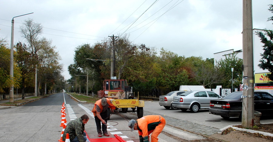 В Евпатории для велосипедистов разукрашивают дорогу