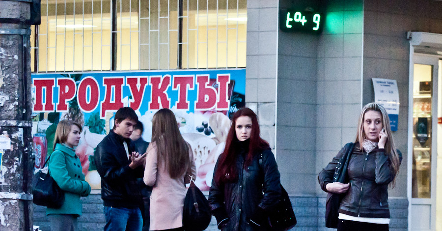 Аномальное тепло в городе:  жителей многоэтажек донимают мухи, а медики пугают болезнями