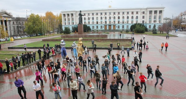 В Симферополе молодежь танцевала Gangnam style