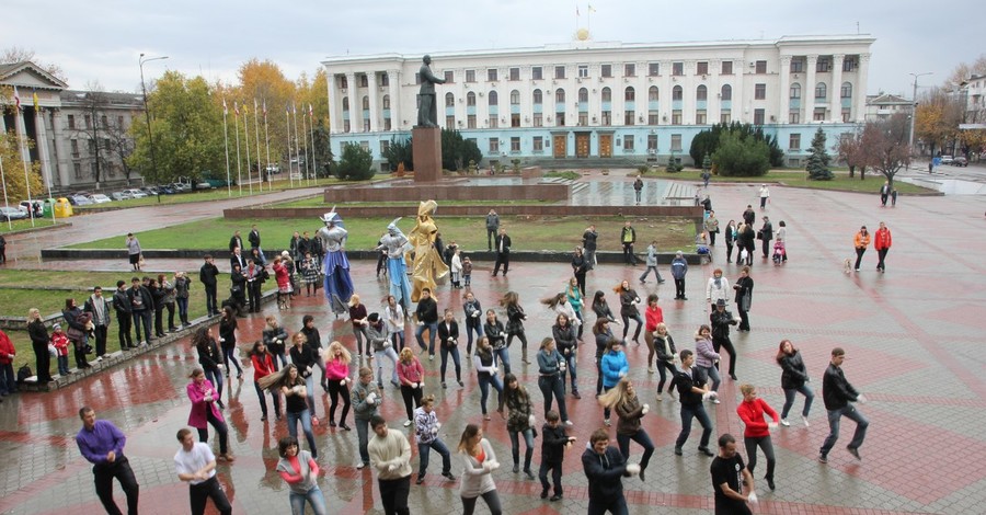 В Симферополе молодежь танцевала Gangnam style