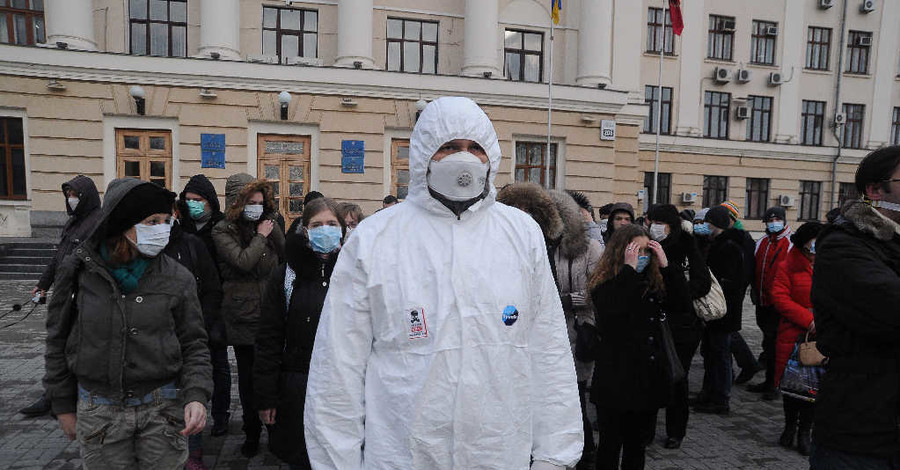 В Запорожье к мэрии пришли люди в противогазах, масках и защитных костюмах