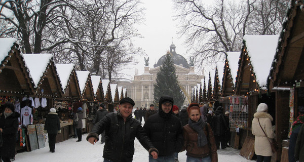 Возле елки пахнет медом, пончиками и горячим вином