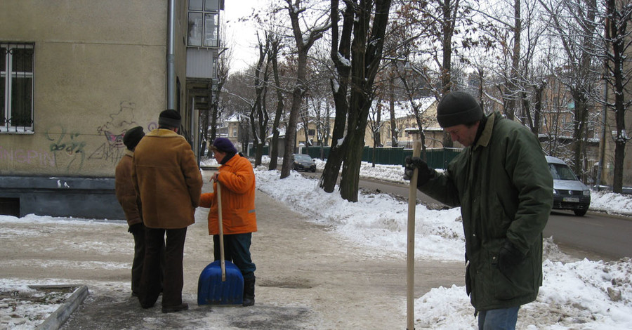 Коммунальщики усвоили урок: со снегопадом справляются даже в праздники