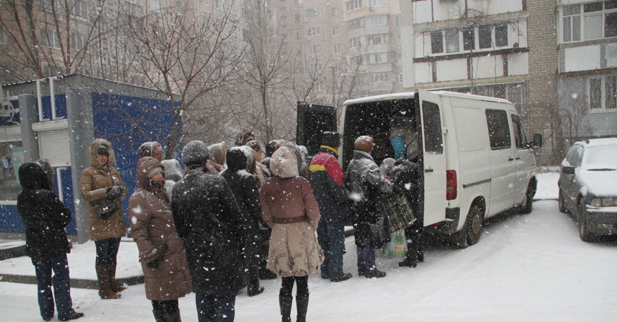 Из-за снегопада на одесских дорогах сплошной затор, а в магазины не довозят хлеб