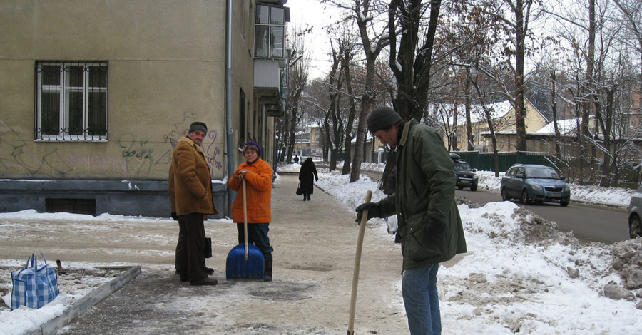 Убирать улицы некому и нечем