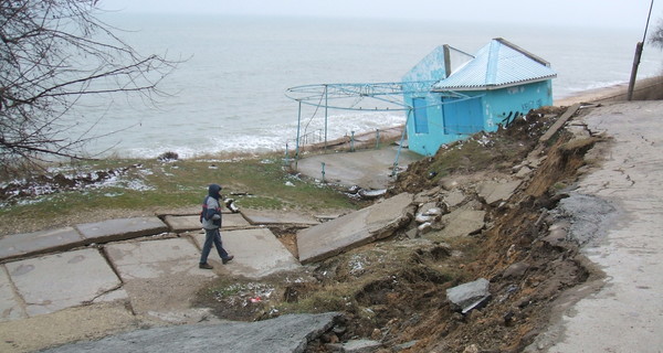 Причиной оползня, засыпавшего пансионат в Крыму, могла стать стройка