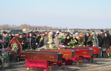 Судью Трофимова и его семью похоронили в закрытых гробах 