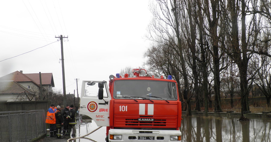 Вода в реках поднялась до трех метров 