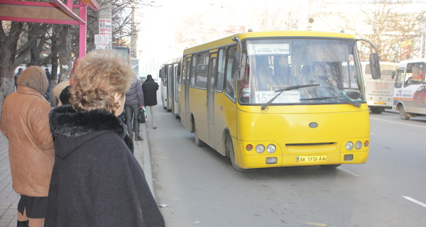 Перевозчики требуют поднять цены в маршрутках. Теперь до трех гривен   