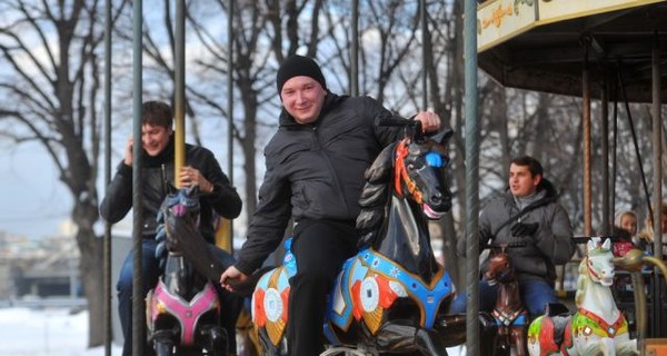 23 февраля в городе:  песни военных лет и легенда джаза