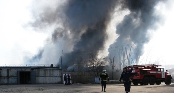 В Шевченковском районе полыхали склады с растворителями