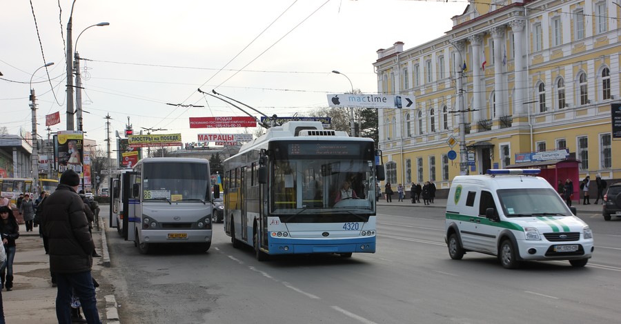 Новые правила продажи билетов в троллейбусах отменять не хотят  