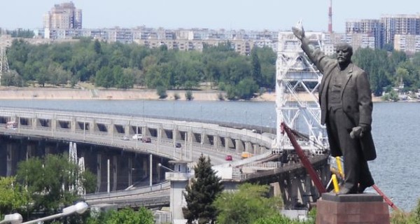 Круглосуточно охраняют только памятник Сталину