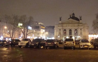 Площадь перед Оперным опять превратили в парковку